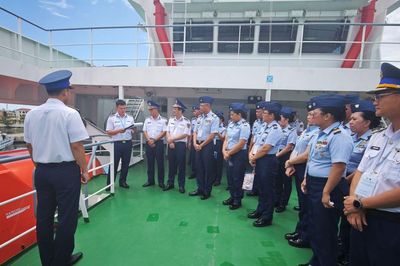 Sĩ quan trẻ Lực lượng Bảo vệ bờ biển Philippines giao lưu với sĩ quan trẻ Vùng Cảnh sát biển 2