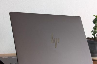 HP OmniBook X Flip 14: Tại sao phiên bản AMD Zen 5 lại đáng mua hơn Intel Panther Lake?