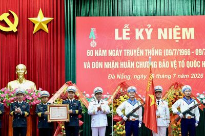 Lữ đoàn 172 đón nhận Huân chương Bảo vệ Tổ quốc hạng Nhì
