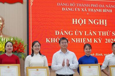 100% đảng viên xã Thạnh Bình cài đặt, sử dụng sổ tay Đảng viên điện tử