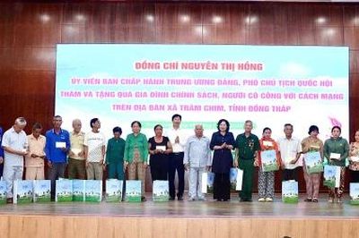 Phó Chủ tịch Quốc hội thăm, tặng quà gia đình chính sách tại Đồng Tháp