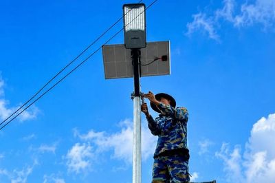 Triển khai công trình 'thắp sáng đường quê' tại làng Vĩnh An
