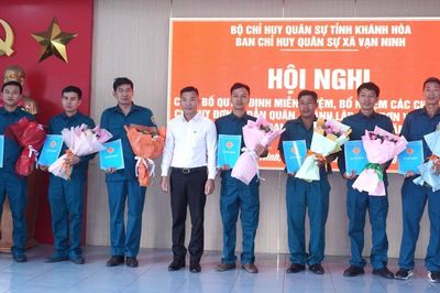 Ban Chỉ huy Quân sự xã Vạn Ninh công bố quyết định thành lập 7 tiểu đội tự vệ