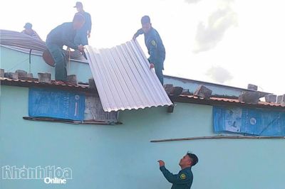 Lốc xoáy cục bộ làm tốc mái một nhà dân ở xã Tây Ninh Hòa