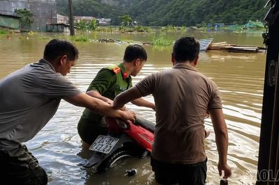 Công an xã Mường Khương xuyên đêm hỗ trợ người dân di dời tài sản, khắc phục hậu quả mưa lớn