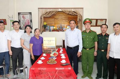 Phó Bí thư Thường trực Tỉnh ủy Hoàng Giang thăm, tặng quà người có công tại xã Chấn Thịnh và Thượng Bằng La