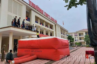 Trên 700 cán bộ, học sinh được trải nghiệm, thực hành kỹ năng chữa cháy và cứu nạn