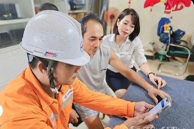 Điện lực Thanh Sơn tuyên truyền và hướng dẫn khách hàng sử dụng App EVN CSKH