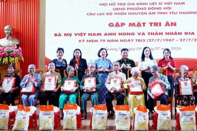 Trao quà tri ân gia đình người có công