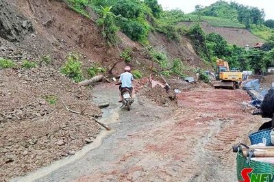Mưa lớn gây sạt lở và ách tắc giao thông tại khu vực Quỳnh Nhai