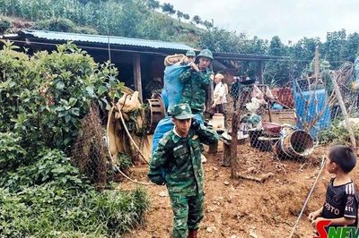 Đồn Biên phòng Chiềng Tương và lực lượng tại chỗ kịp thời di dời hộ dân ra khỏi vùng sạt lở đất