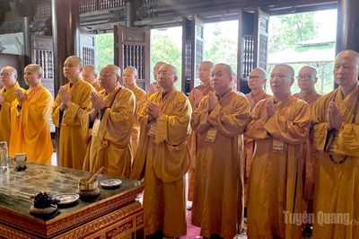 Đoàn đại biểu dự Đại hội Phật giáo tỉnh Tuyên Quang lần thứ I, dâng hương tưởng nhớ Chủ tịch Hồ Chí Minh và các Anh hùng liệt sĩ