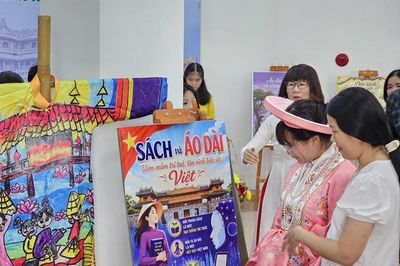 Triển lãm sách kết hợp áo dài