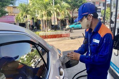 Giá xăng được điều chỉnh đồng loạt giảm