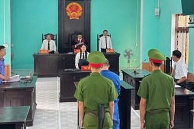 Cái giá phải trả của hành vi phá hoại Ngai vua triều Nguyễn