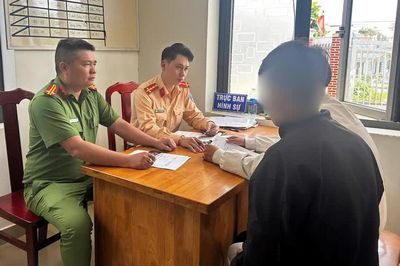 Thiếu niên lái xe máy bằng chân đăng mạng xã hội bị tịch thu phương tiện