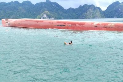 Quảng Ninh: Lật tàu trên vùng biển Bản Sen, 3 người được cứu, 2 người còn mắc kẹt