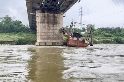 Phú Thọ: Kịp thời cứu hộ tàu mắc kẹt vào trụ cầu Việt Trì, 2 người được cứu thoát