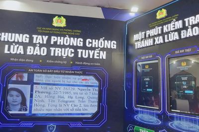 Người Hà Nội xếp hàng xem triển lãm 80 năm Ngày truyền thống lực lượng An ninh nhân dân