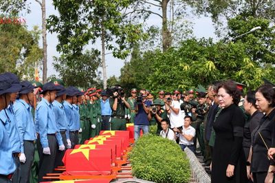 Phó Chủ tịch Quốc hội Nguyễn Thị Hồng dự Lễ truy điệu và an táng 68 hài cốt liệt sĩ tại Đồng Tháp