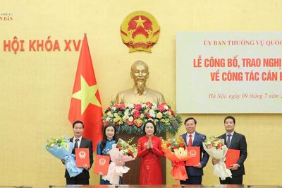 Phó Chủ tịch Quốc hội Nguyễn Thị Thanh dự Lễ trao các Nghị quyết về công tác cán bộ