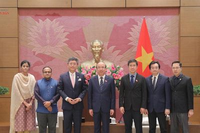 Chủ nhiệm Ủy ban Pháp luật và Tư pháp Phan Chí Hiếu tiếp Đại sứ Ấn Độ tại Việt Nam