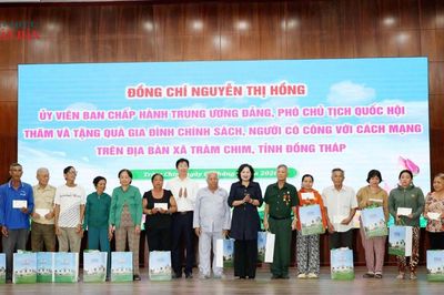 Phó Chủ tịch Quốc hội Nguyễn Thị Hồng trao quà tặng gia đình chính sách tại xã Tràm Chim, Đồng Tháp