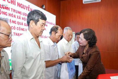 Phó Chủ tịch Quốc hội Nguyễn Thị Hồng thăm, tặng quà gia đình chính sách xã Thạnh Xuân, Cần Thơ