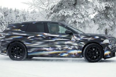 Bentley 'nhá hàng' mẫu xe hoàn toàn mới: SUV nhỏ hơn Bentayga, đi gần 500km/lần sạc