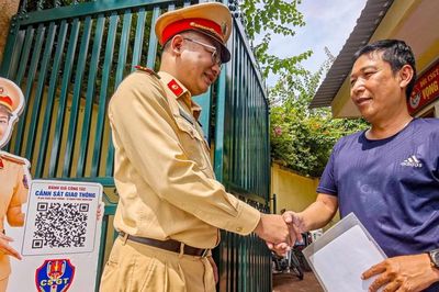 Người dân trực tiếp 'chấm điểm' CSGT Hà Nội sau mỗi thủ tục hành chính