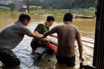 Công an xã Mường Khương xuyên đêm giúp dân chống lũ