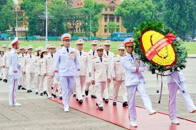 Cục Trang bị và kho vận báo công dâng Bác nhân dịp kỷ niệm 80 năm Ngày truyền thống
