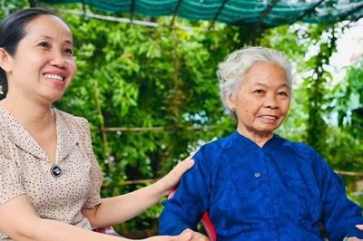 Chuyện tình bất tử của cô giao liên bên sông Vàm Cỏ Đông