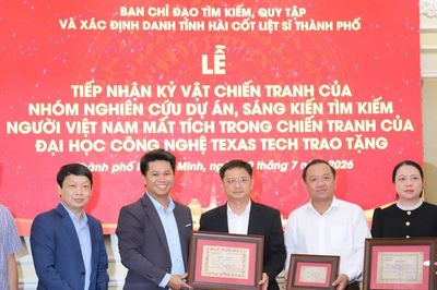 Tiếp nhận kỷ vật và hồ sơ liệt sĩ do Đại học Texas Tech trao tặng