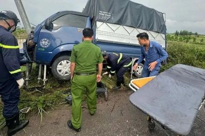 Giây phút Cảnh sát cứu nạn nhân mắc kẹt trong gầm xe ôtô sau tai nạn