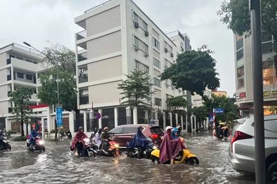 Hà Nội: Một số tuyến phố thoát ngập sau 30 phút mở cửa xả