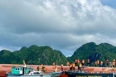 Lật tàu trên biển Vân Đồn, 2 thuyền viên nghi mắc kẹt trong ca-bin