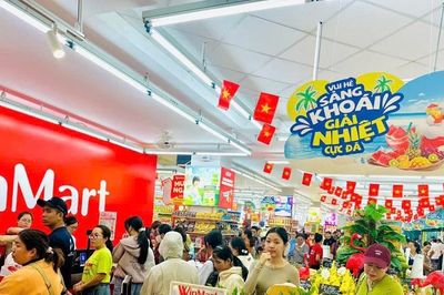 Nhiều mặt hàng vẫn neo cao dù giá xăng dầu giảm mạnh