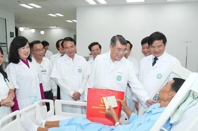 Thủ tướng thăm và làm việc tại Bệnh viện Bạch Mai cơ sở Ninh Bình