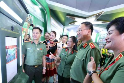 Lan tỏa thông điệp 'Tổ quốc bình yên' từ không gian mở Hồ Gươm