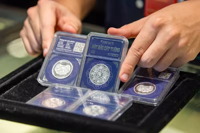 Giá bạc ngày 9/7: Bạc thế giới lùi về ngưỡng 60 USD/ounce, bạc trong nước đồng loạt đi xuống