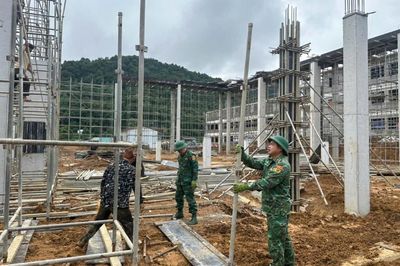 Cán bộ, chiến sĩ đồn biên phòng Quang Long và Thị Hoa hỗ trợ xây dựng trường nội trú liên cấp Hạ Lang