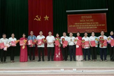Đảng ủy xã Nguyễn Huệ công bố các nghị quyết, quyết định về tổ chức, bộ máy và nhân sự cấp xóm