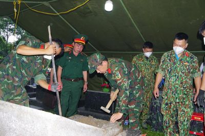Lấy mẫu xác định danh tính hài cốt liệt sĩ tại Nghĩa trang liệt sĩ Quảng Uyên