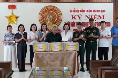 Đoàn công tác tỉnh thăm, tặng quà thương binh, bệnh binh tại Trung tâm Điều dưỡng người có công tỉnh Ninh Bình