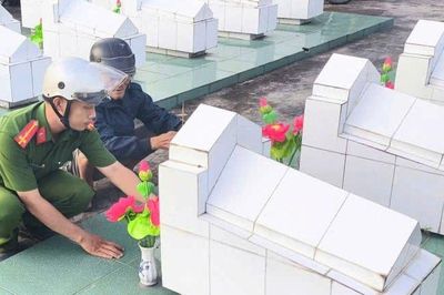 Lạc đường sau nhiều năm trở lại An Giang thăm mộ đồng đội, cựu chiến binh nhận cái kết ấm lòng