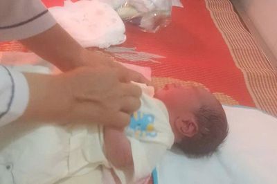 Tiếng khóc lạ bên đường dẫn đến cuộc 'giải cứu' bé sơ sinh bị bỏ rơi trong túi nylon đỏ của nhóm học sinh ở Đắk Lắk