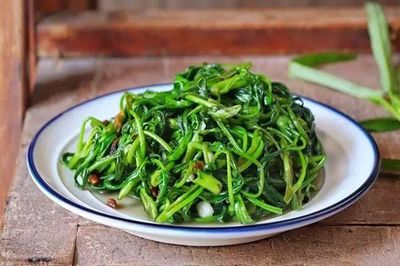 Muốn rau muống xào xanh mướt, giòn ngon như ngoài hàng, bà nội trợ đừng bỏ qua bước này