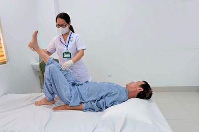 Ngã từ độ cao 3m khi hái xoài, người đàn ông liệt hoàn toàn hai chân