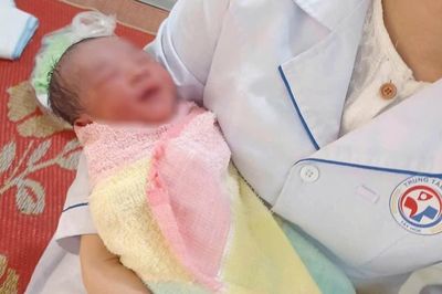 Bé trai sơ sinh khoảng 1 ngày tuổi bị bỏ rơi trong túi nylon ở Đắk Lắk